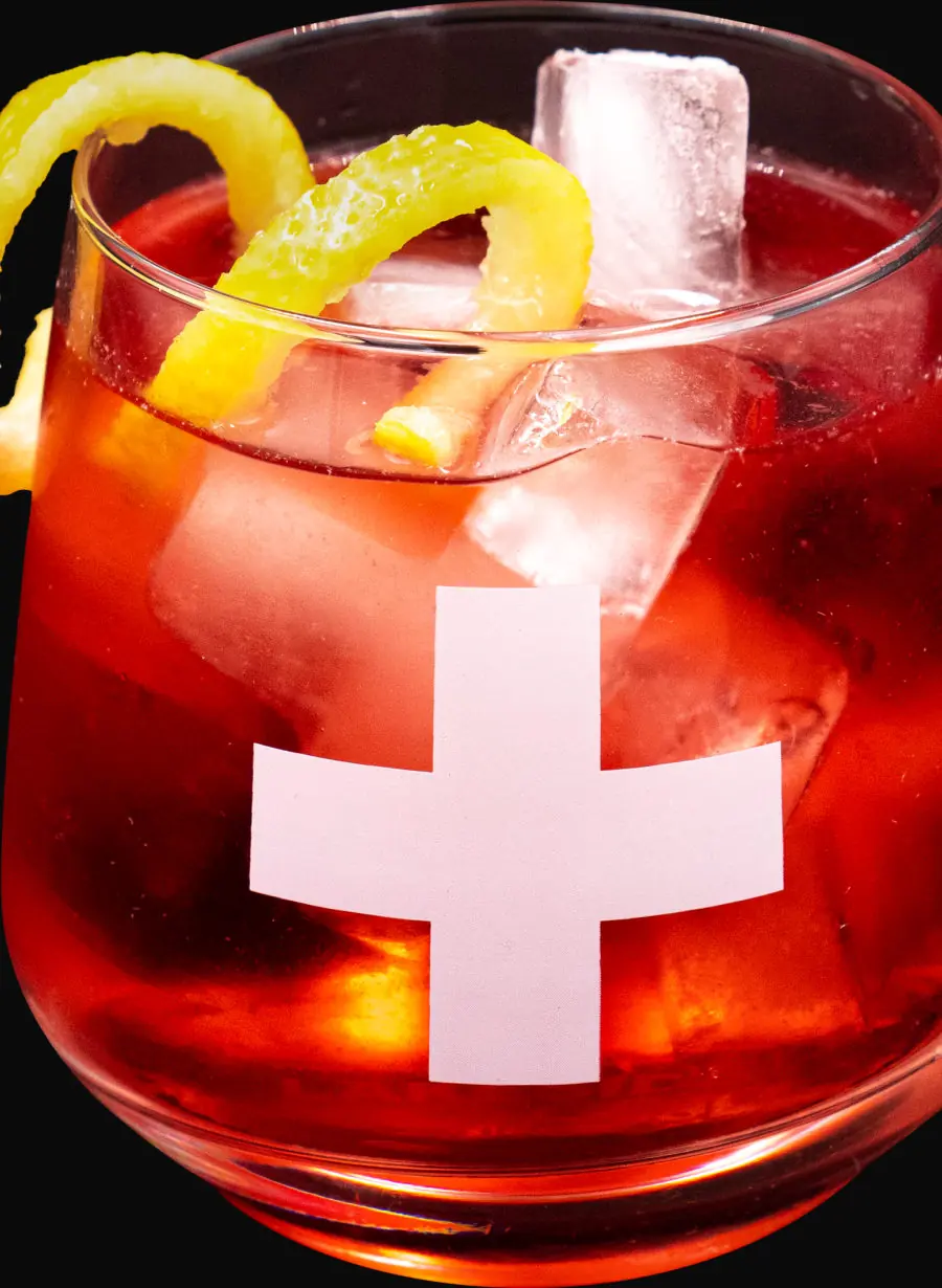 Schweiz im Glas Dry Gin turns Swiss-flag red when tonic is added